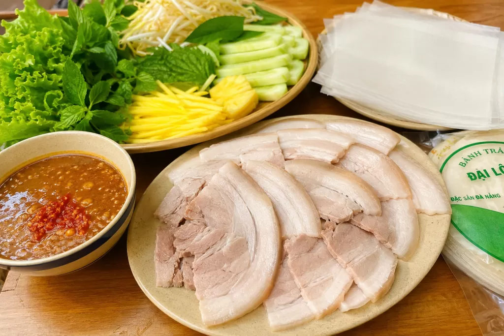 Du lịch Đà Nẵng Hội An – Hành trình khám phá miền Trung đầy sắc màu 2 banh trang thit heo